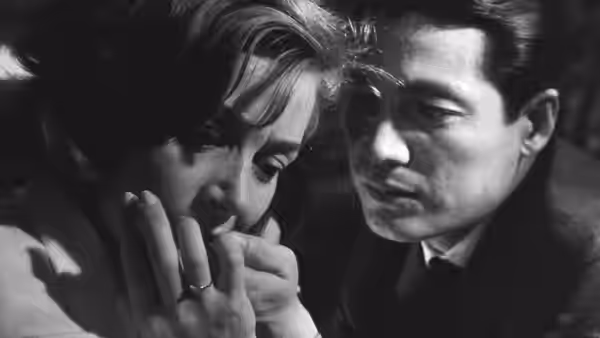 Lui (Eiji Okada) comforts Elle (Emmanuelle Riva) as she leans against him