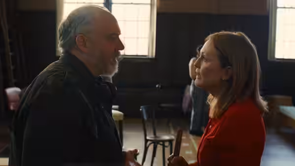 Jerry (Paul Giamatti) and Mona (Julianne Moore) face each other