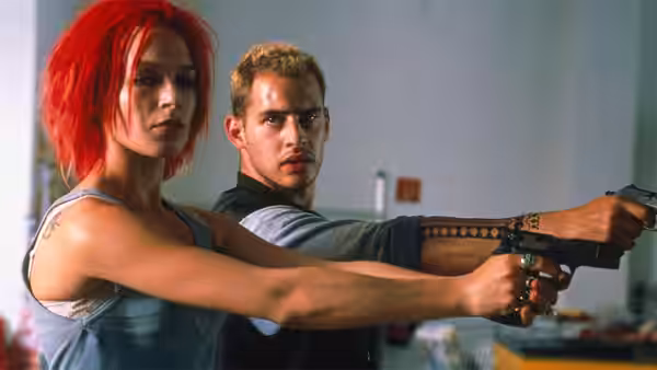 Lola (Franka Potente) and Manni (Moritz Bleibtreu) aiming a handgun forward together