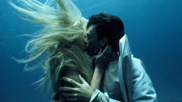 Allen Bauer (Tom Hanks) kisses Madison (Daryl Hannah) underwater