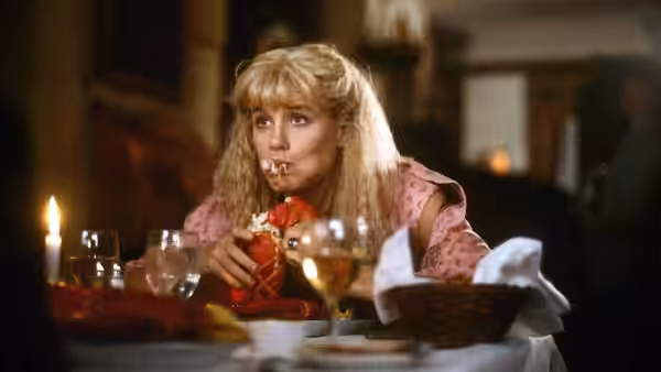 Madison (Daryl Hannah) eats lobster at a candlelit restaurant table