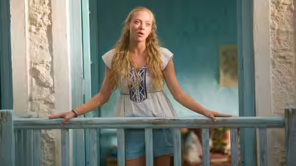 Sophie Sheridan (Amanda Seyfried) leans on a balcony railing