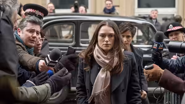Katharine Gun (Keira Knightley) walking amid reporters and police officers