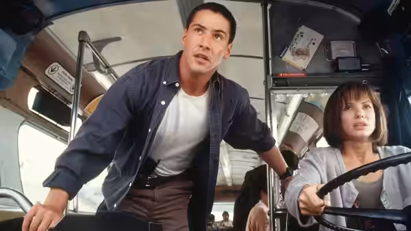Jack Traven (Keanu Reeves) and Annie (Sandra Bullock) in a bus