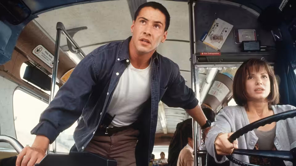 Jack Traven (Keanu Reeves) and Annie (Sandra Bullock) in a bus