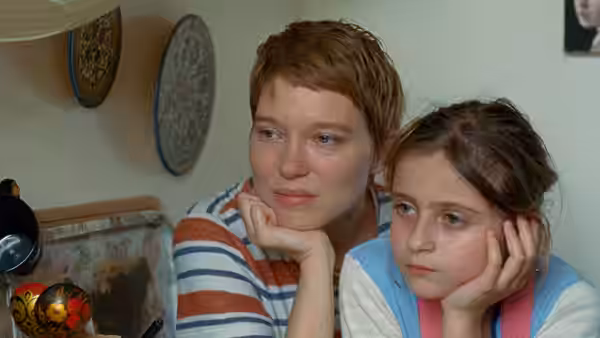 Sandra (Léa Seydoux) and Linn (Camille Leban Martins) rest their chins on their hands