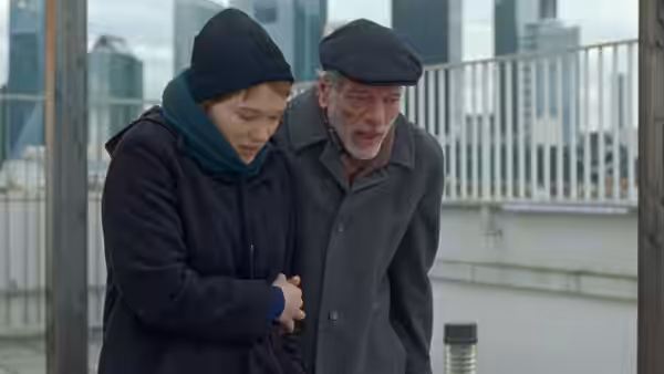 Sandra (Léa Seydoux) and Georg (Pascal Greggory) stand together on a balcony