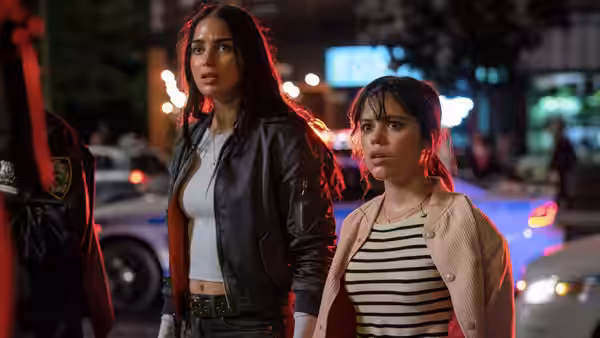 Sam Carpenter (Melissa Barrera) and Tara Carpenter (Jenna Ortega) standing on a street at night