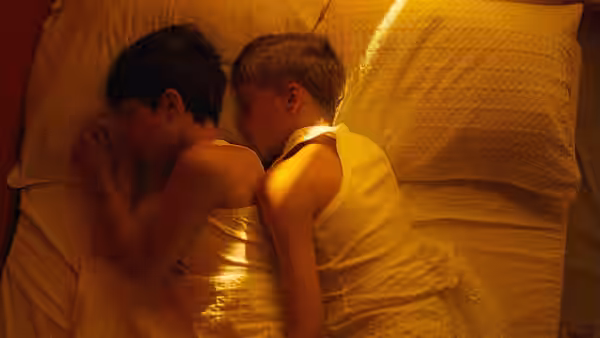 Léo (Eden Dambrine) and Rémi (Gustav De Waele) sleeping back to back in bed