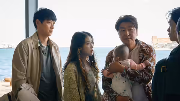 Dong-soo (Gang Dong-won) So-young (IU) and Sang-hyun (Song Kang-ho) with a baby by the sea