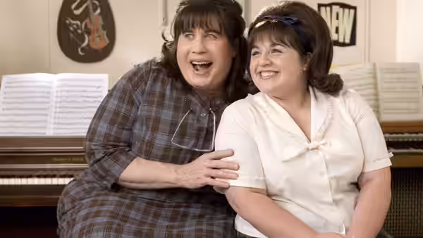 Edna Turnblad (John Travolta) and Tracy Turnblad (Nikki Blonsky) singing at the piano