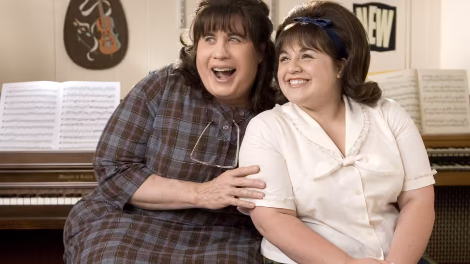 Edna Turnblad (John Travolta) and Tracy Turnblad (Nikki Blonsky) singing at the piano