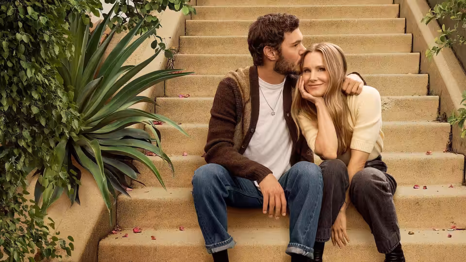 Joanne (Kristen Bell) and Noah (Adam Brody) embrace on stone steps