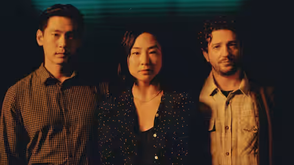 Hae Sung (Teo Yoo), Nora (Greta Lee) and Arthur (John Magaro) standing together