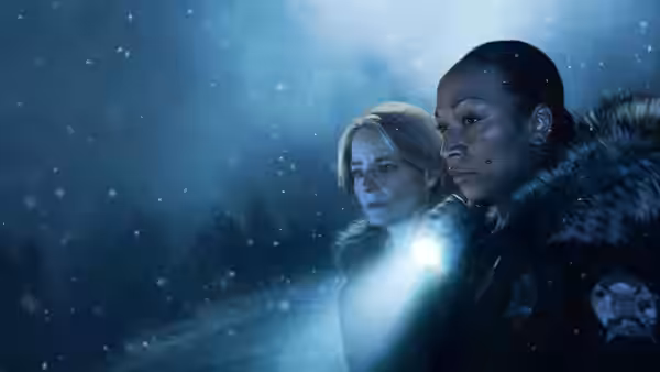 Liz Danvers (Jodie Foster) and Evangeline Navarro (Kali Reis) holding a flashlight in the snow