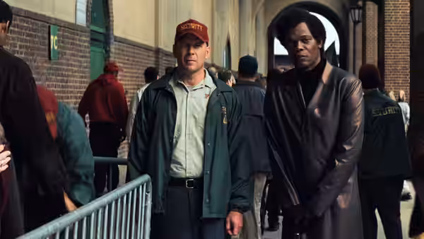 David Dunn (Bruce Willis) and Elijah Price (Samuel L. Jackson) stand outside