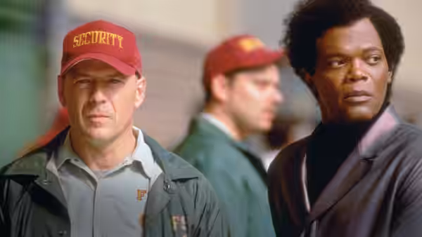 David Dunn (Bruce Willis) and Elijah Price (Samuel L. Jackson) stand side by side