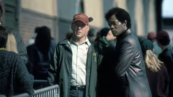 David Dunn (Bruce Willis) speaks to Elijah Price (Samuel L. Jackson) outdoors