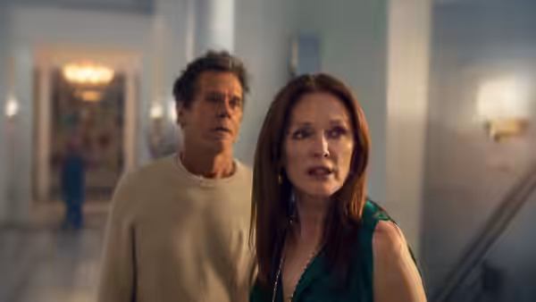 Michaela Kell (Julianne Moore) and Peter Kell (Kevin Bacon) in a grand hallway