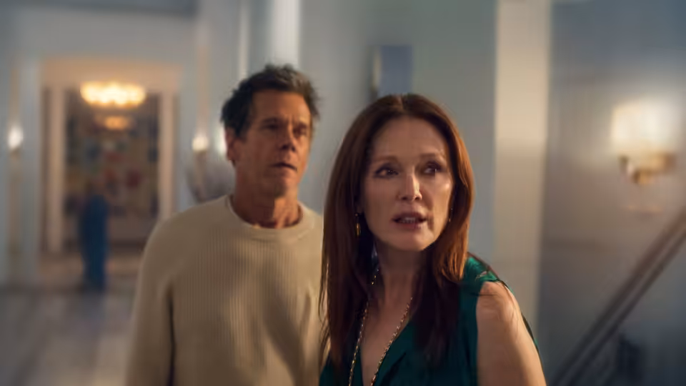 Michaela Kell (Julianne Moore) and Peter Kell (Kevin Bacon) in a grand hallway