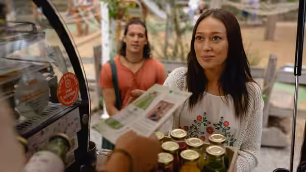 Milla Blake (Alycia Debnam-Carey) holding jars of preserves by vending machine