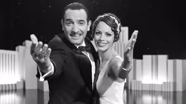 George Valentin (Jean Dujardin) and Peppy Miller (Bérénice Bejo) reaching toward camera on stage