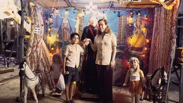 Dora (Fernanda Montenegro) and Josué (Vinícius de Oliveira) at a decorated shrine