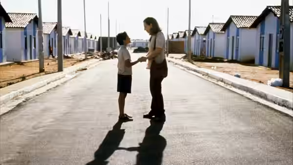 Dora (Fernanda Montenegro) and Josué (Vinícius de Oliveira) holding hands on a street