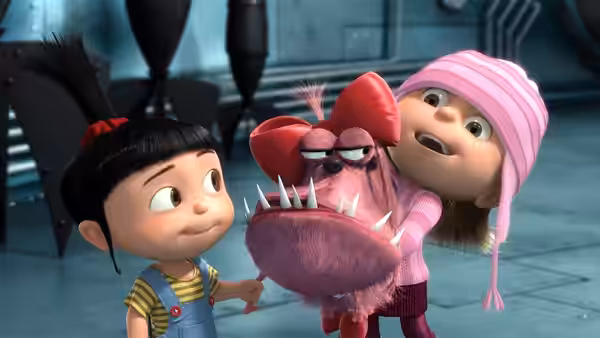 Edith and Agnes (Elsie Fisher) admire a plush unicorn