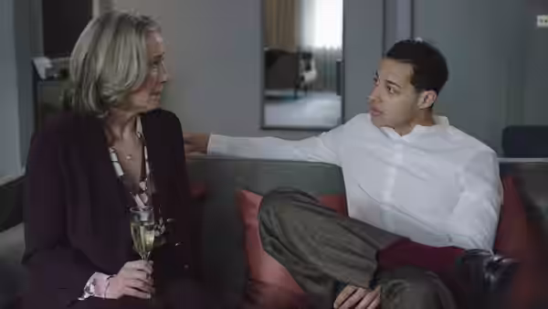 Nancy Stokes (Emma Thompson) talks with Leo Grande (Daryl McCormack) on a hotel sofa