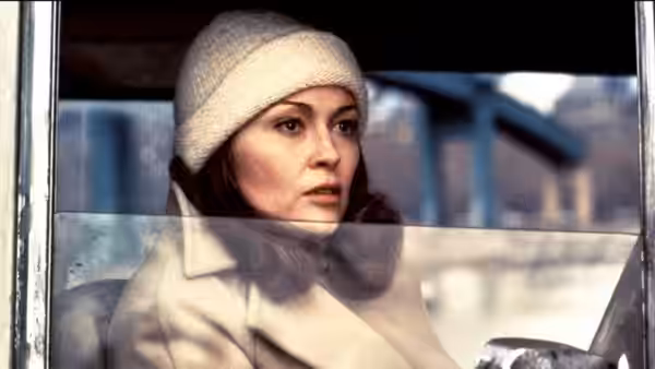 Kathy Hale (Faye Dunaway) seated inside a vehicle looking out the window