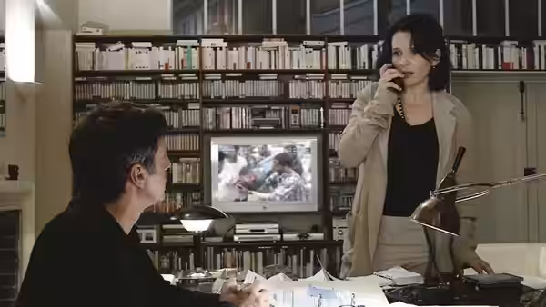 Georges Laurent (Daniel Auteuil) and Anne Laurent (Juliette Binoche) in living room