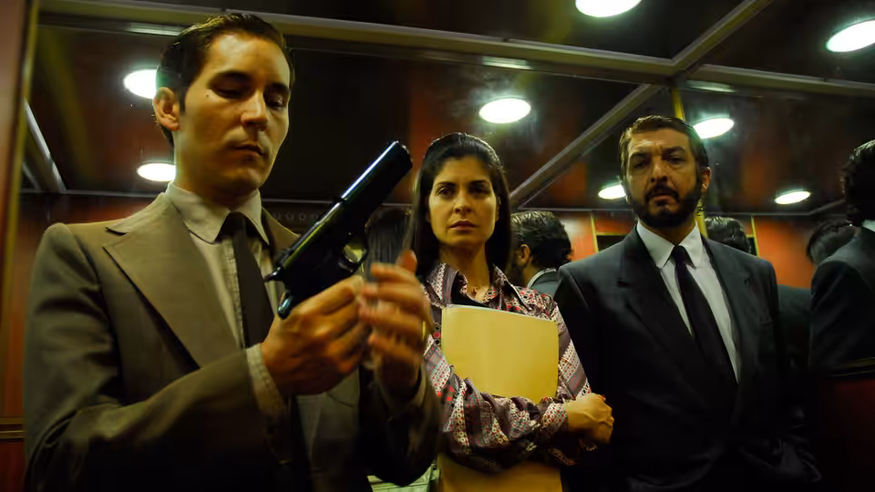Pablo Sandoval (Guillermo Francella) examines a handgun while Irene and Benjamín watch