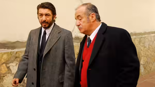 Benjamín Espósito (Ricardo Darín) walks beside Judge Fortuna Lacalle outdoors