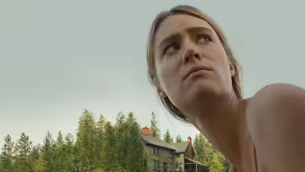 Kirsten Raymonde (Mackenzie Davis) looks up at the sky outdoors