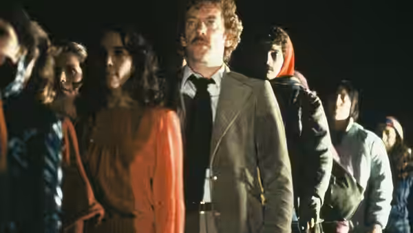 Matthew Bennell (Donald Sutherland) walking with a group at night