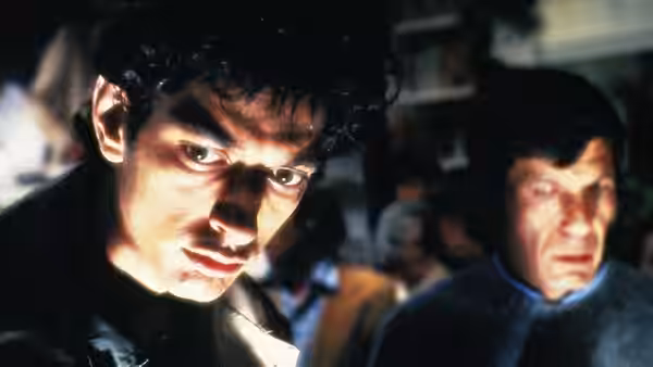 Jack Bellicec (Jeff Goldblum) staring ahead with a man behind him