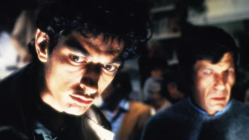 Jack Bellicec (Jeff Goldblum) staring ahead with a man behind him