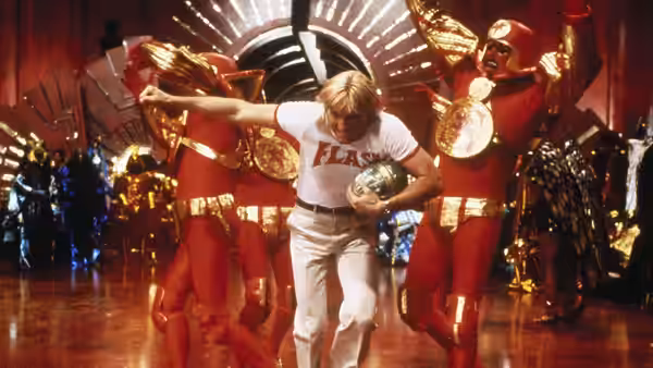 Flash Gordon (Sam J. Jones) runs through Ming’s palace as guards surround him