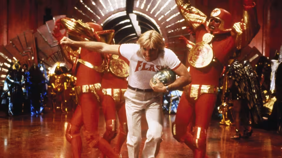 Flash Gordon (Sam J. Jones) runs through Ming’s palace as guards surround him