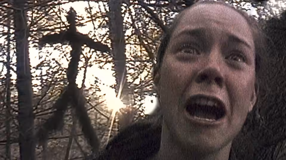 Heather Donahue (Rei Hance) crying out in fear in the woods