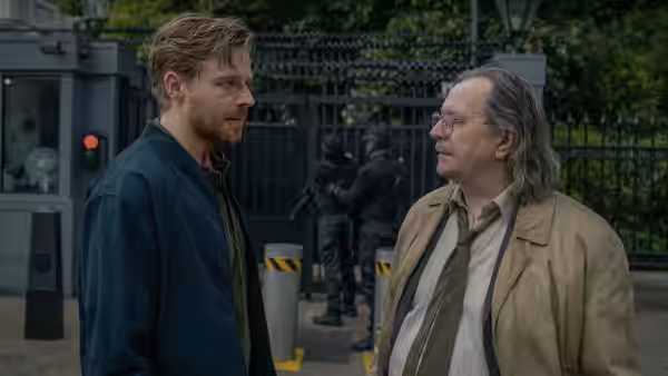 River Cartwright (Jack Lowden) facing Jackson Lamb (Gary Oldman) outside
