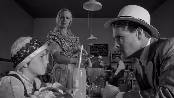 Addie Loggins (Tatum O'Neal) and Moses Pray (Ryan O'Neal) face each other across a diner table