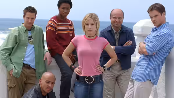 Veronica Mars (Kristen Bell) standing with friends beside the ocean