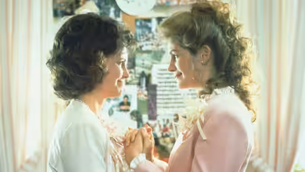 Shelby Eatenton (Julia Roberts) clasps hands with Annelle Dupuy (Daryl Hannah) in the beauty salon