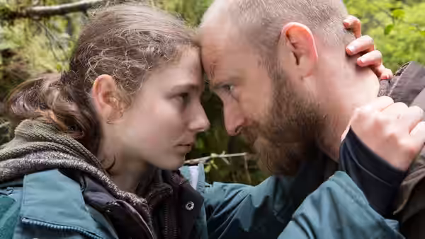 Tom (Thomasin McKenzie) and Will (Ben Foster) pressing foreheads together in close embrace