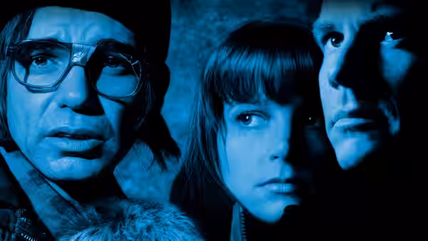 Jacob Mitchell (Billy Bob Thornton), Sarah Mitchell (Bridget Fonda) and Hank Mitchell (Bill Paxton) in tight close-up