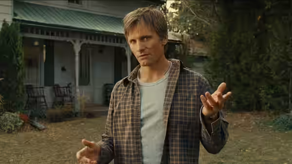 Viggo Mortensen as Tom Stall gesturing with both hands outside a house