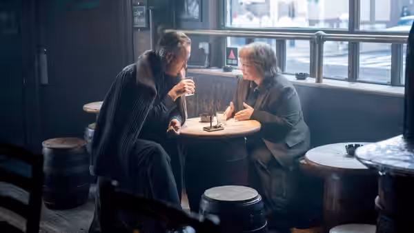Lee Israel (Melissa McCarthy) and Jack Hock (Richard E. Grant) talking in a bar