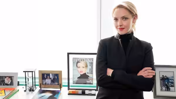 Elizabeth Holmes (Amanda Seyfried) standing with arms crossed in an office